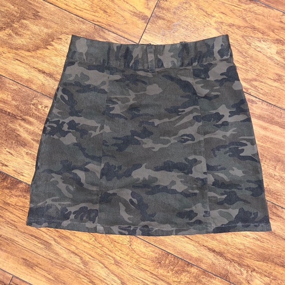Camoflauge stretchy button up mini skirt - Picture 2 of 2